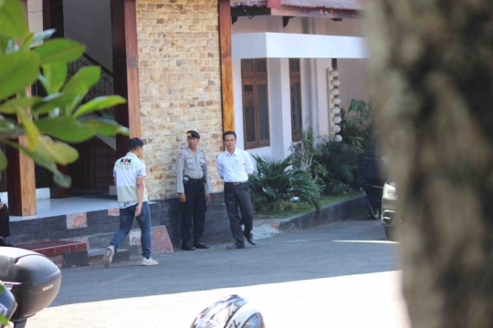 Suasana saat penyidik KPK menggeledah rumah dinas Eddy Rumpoko