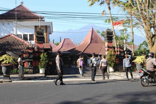 Suasana saat penyidik KPK menggeledah rumah dinas Eddy Rumpoko