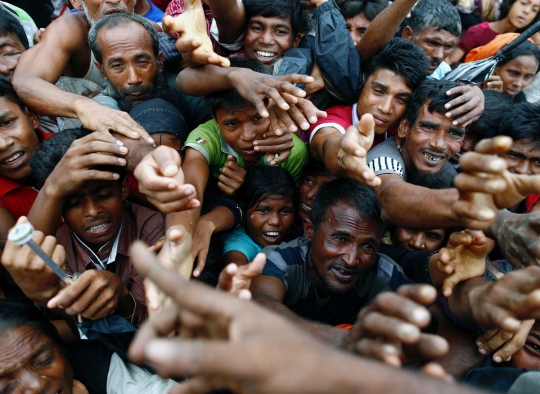 Ekspresi para pengungsi Rohingya di Bangladesh saat antre mendapatkan makanan