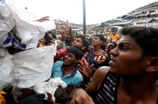 Ekspresi para pengungsi Rohingya di Bangladesh saat antre mendapatkan makanan