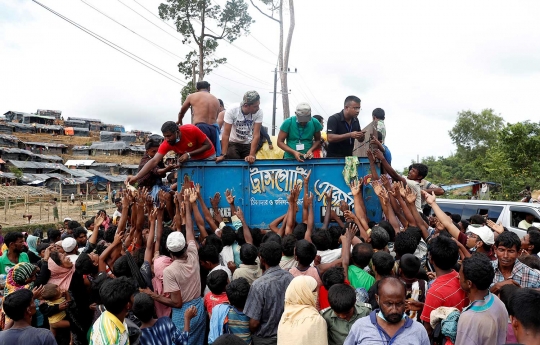 Ekspresi para pengungsi Rohingya di Bangladesh saat antre mendapatkan makanan
