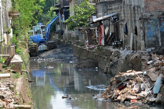 Antisipasi banjir, alat berat keruk lumpur kali Grogol