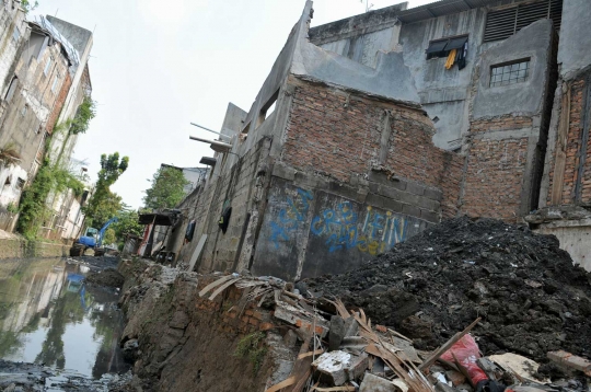 Antisipasi banjir, alat berat keruk lumpur kali Grogol