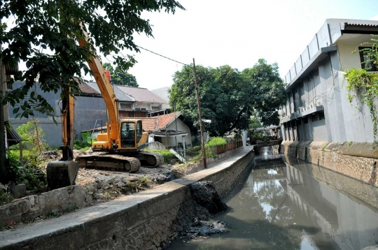 Antisipasi banjir, alat berat keruk lumpur kali Grogol