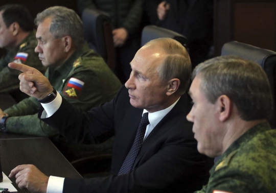 Gaya Putin pantau latihan perang yang getarkan negara Barat