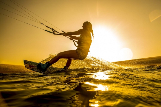 Serunya kitesurfing di tengah keindahan laguna biru dan bukit pasir Brasil