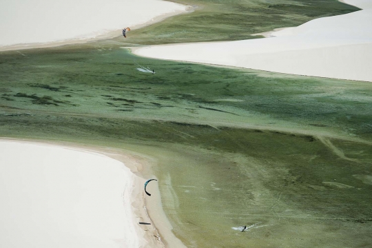 Serunya kitesurfing di tengah keindahan laguna biru dan bukit pasir Brasil