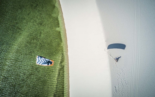 Serunya kitesurfing di tengah keindahan laguna biru dan bukit pasir Brasil