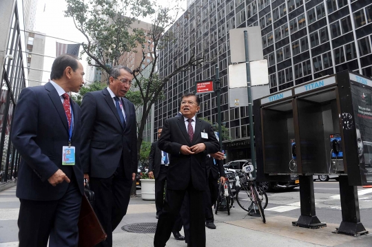 Gaya Jusuf Kalla saat jalan kaki ke kantor PBB di New York