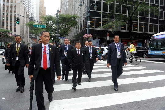 Gaya Jusuf Kalla saat jalan kaki ke kantor PBB di New York