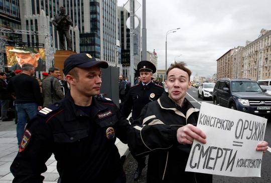 Demo warnai peresmian patung perancang senjata AK-47 di Rusia