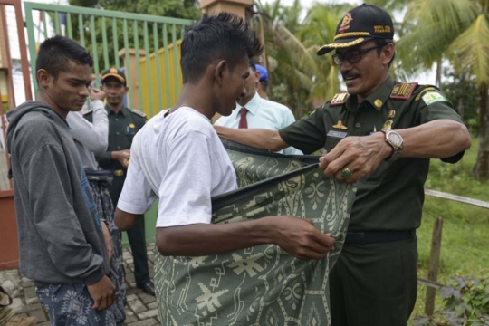 Kena razia syariat, pemotor bercelana pendek di Aceh dipakaikan sarung