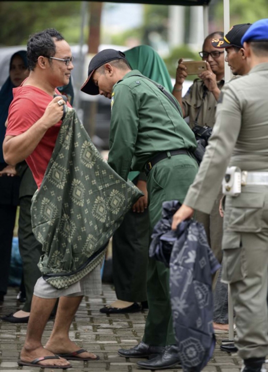 Kena razia syariat, pemotor bercelana pendek di Aceh dipakaikan sarung