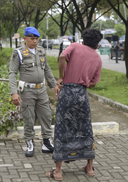 Kena razia syariat, pemotor bercelana pendek di Aceh dipakaikan sarung