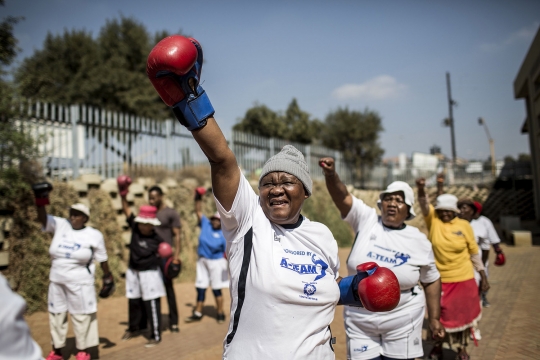 Jaga kebugaran, nenek-nenek di Afrika Selatan berlatih tinju