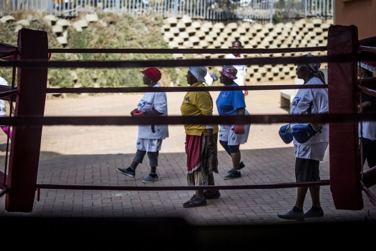 Jaga kebugaran, nenek-nenek di Afrika Selatan berlatih tinju