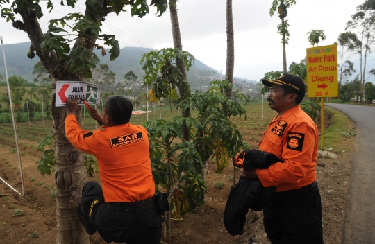 Kawah Sileri berstatus waspada, tim SAR pasang petunjuk evakuasi