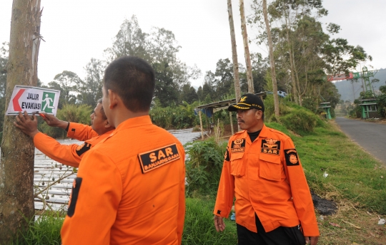 Kawah Sileri berstatus waspada, tim SAR pasang petunjuk evakuasi