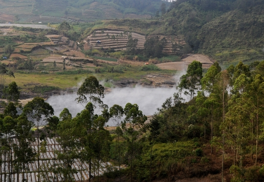 Kawah Sileri berstatus waspada, tim SAR pasang petunjuk evakuasi