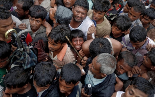 Tangis anak Rohingya saat berdesak-desakan demi dapatkan makanan