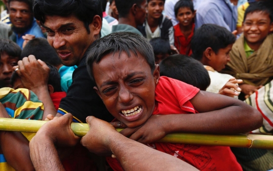 Tangis anak Rohingya saat berdesak-desakan demi dapatkan makanan