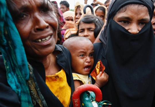 Tangis anak Rohingya saat berdesak-desakan demi dapatkan makanan