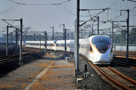 Ini kereta peluru China yang melaju 400 km/jam, tercepat di dunia