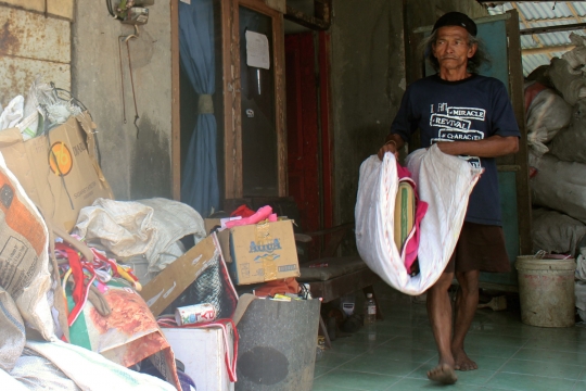 Keprihatinan anak pemulung Sampah bioskop di Banyumas