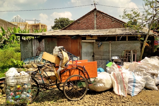 Keprihatinan anak pemulung Sampah bioskop di Banyumas