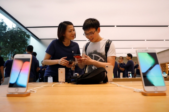 Reaksi wajah pembeli iPhone 8 pertama di Singapura dan Jepang