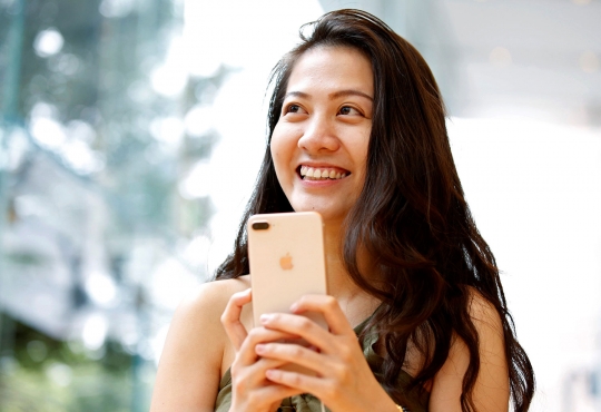 Reaksi wajah pembeli iPhone 8 pertama di Singapura dan Jepang