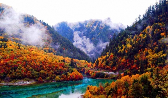 Indah bak lukisan, panorama lembah Jiuzhaigou di musim gugur