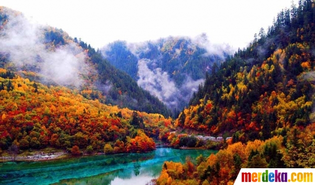 Foto Indah bak lukisan panorama lembah Jiuzhaigou di 