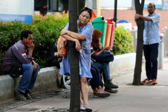 Tolak dipindahkan, pejalan kaki peluk pohon di trotoar Sudirman