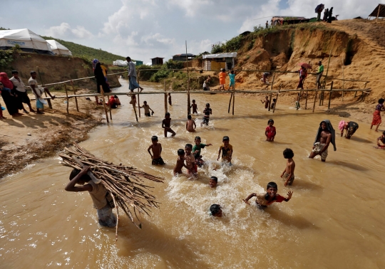 Secuil keceriaan anak-anak Rohingya bermain di sungai