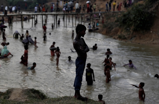 Secuil keceriaan anak-anak Rohingya bermain di sungai