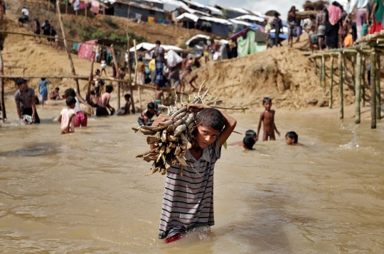 Secuil keceriaan anak-anak Rohingya bermain di sungai