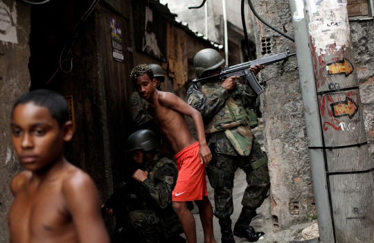 Memburu geng narkoba di permukiman kumuh Rio de Janeiro