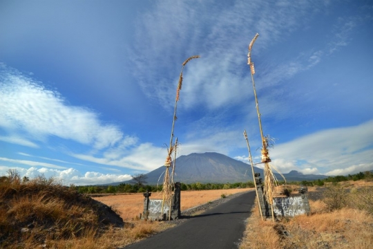 Memantau kondisi Gunung Agung yang membuat ribuan warga Bali panik mengungsi