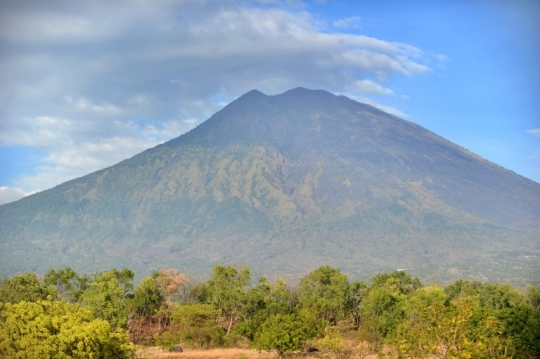 Memantau kondisi Gunung Agung yang membuat ribuan warga Bali panik mengungsi