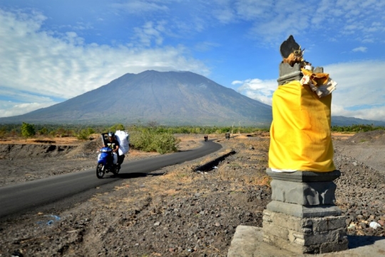 Memantau kondisi Gunung Agung yang membuat ribuan warga Bali panik mengungsi
