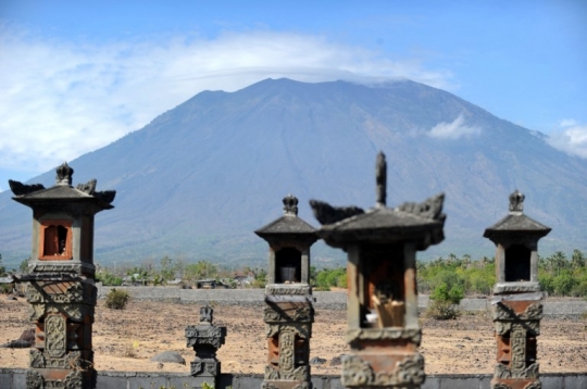 Memantau kondisi Gunung Agung yang membuat ribuan warga Bali panik mengungsi