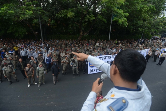 Ratusan anggota Satpol PP dan Dishub geruduk Kemenpan RB tuntut diangkat jadi PNS