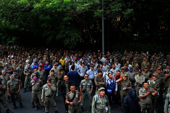 Ratusan anggota Satpol PP dan Dishub geruduk Kemenpan RB tuntut diangkat jadi PNS