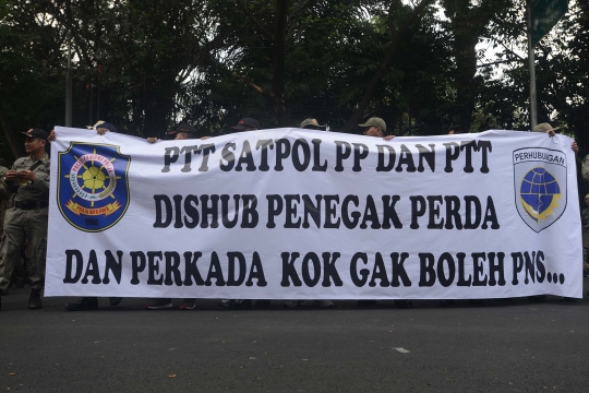 Ratusan anggota Satpol PP dan Dishub geruduk Kemenpan RB tuntut diangkat jadi PNS