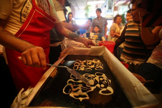 Aksi jurnalis Meksiko jualan kue demi bantu korban gempa