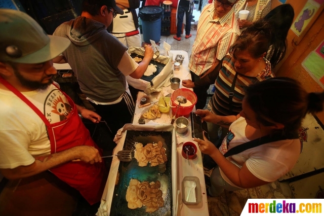 Foto : Aksi jurnalis Meksiko jualan kue demi bantu korban 