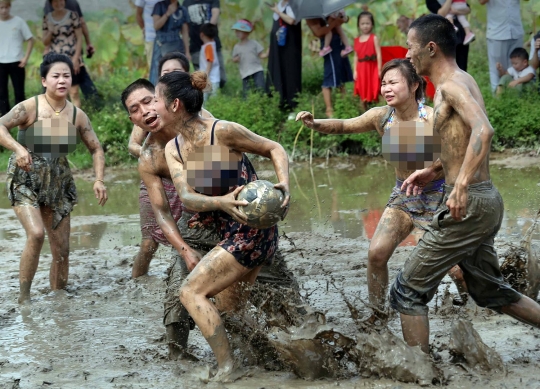 Seksinya wanita berbikini di China main bola lumpur
