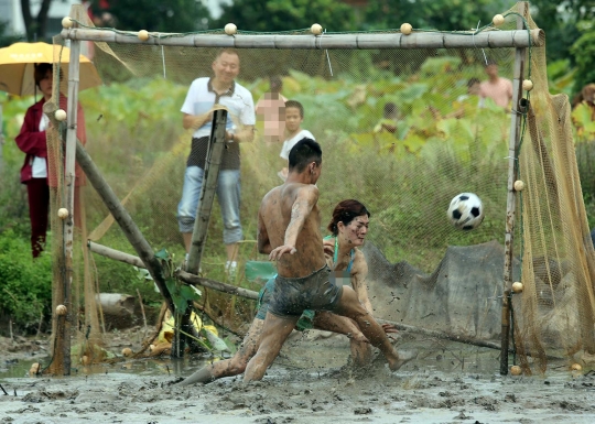 Seksinya wanita berbikini di China main bola lumpur