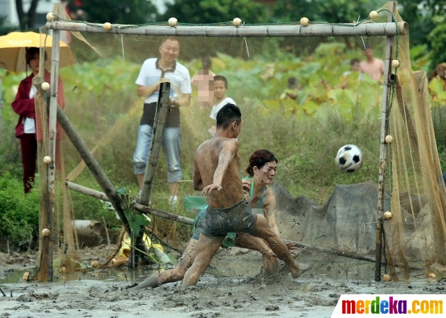 Foto : Seksinya wanita berbikini di China main bola lumpur 